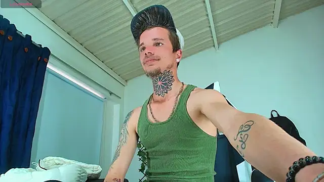 Snapshot of Gold_Loyal77 chatting on 10-09-25, 04:16 Gold Loyal77 online show from 10-09-25, 04:16