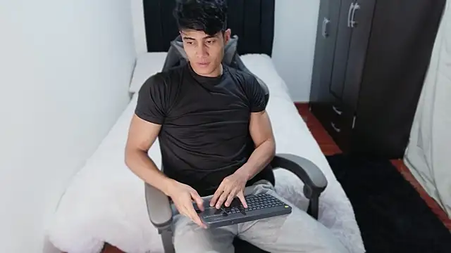 stylish men online show from 10-15-25, 11:27
