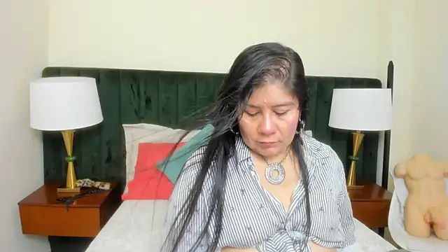 Snapshot of kiraGeiner chatting on 10-20-25, 10:27 kiraGeiner online show from 10-20-25, 10:27