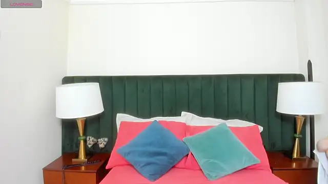 Snapshot of kiraGeiner chatting on 10-28-25, 09:35 kiraGeiner online show from 10-28-25, 09:35