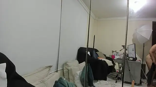 Snapshot of kiraGeiner chatting on 11-16-25, 01:28 kiraGeiner online show from 11-16-25, 01:28