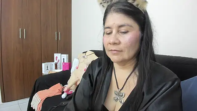 Snapshot of kiraGeiner chatting on 11-18-25, 01:11 kiraGeiner online show from 11-18-25, 01:11