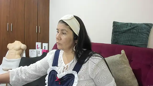 Snapshot of kiraGeiner chatting on 12-01-25, 01:10 kiraGeiner online show from 12-01-25, 01:10