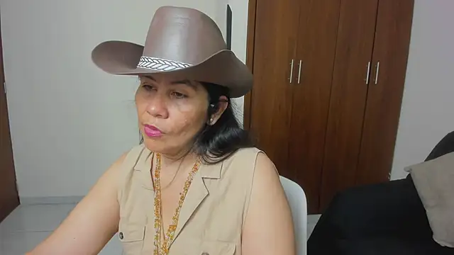 Snapshot of kiraGeiner chatting on 05-21-26, 01:12 kiraGeiner online show from 05-21-26, 01:12