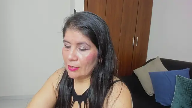 Snapshot of kiraGeiner chatting on 05-25-26, 01:11 kiraGeiner online show from 05-25-26, 01:11