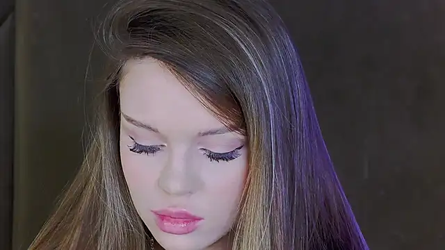 Snapshot of MarilynNova chatting on 11-30-25, 04:38 MarilynNova online show from 11-30-25, 04:38