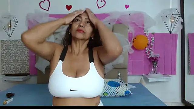 Snapshot of Damary_Leon chatting on 10-20-25, 07:03 Damary Leon online show from 10-20-25, 07:03