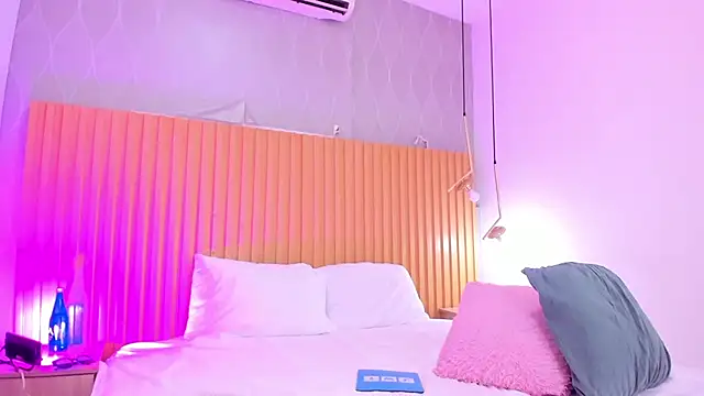 Snapshot of danaalamiri chatting on 09-17-25, 09:05 danaalamiri online show from 09-17-25, 09:05