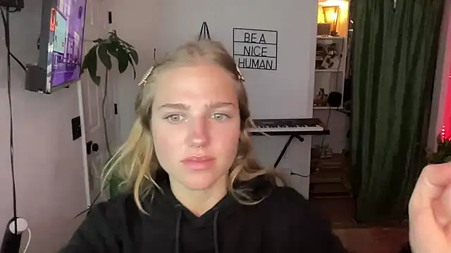 Snapshot of sweetceeme chatting on 10-20-25, 03:18 sweetceeme online show from 10-20-25, 03:18