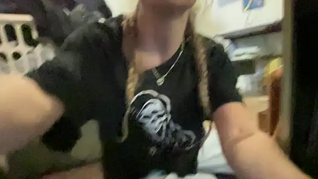 Snapshot of sweetceeme chatting on 10-27-25, 12:04 sweetceeme online show from 10-27-25, 12:04