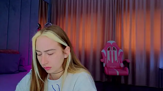 Reina Cummings online show from 11-06-25, 07:20