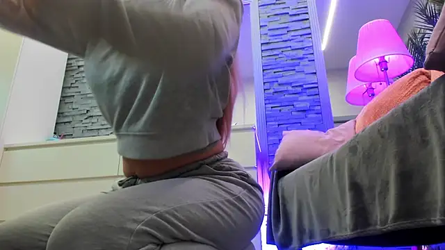 Reina Cummings online show from 04-03-26, 06:33