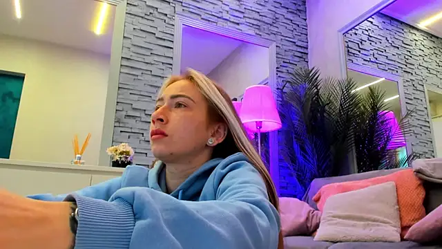 Reina Cummings online show from 04-26-26, 04:10