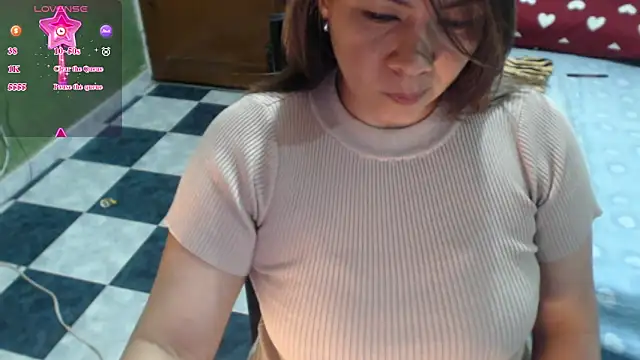 Snapshot of hiilarybrown chatting on 03-15-26, 01:33 hiilarybrown online show from 03-15-26, 01:33