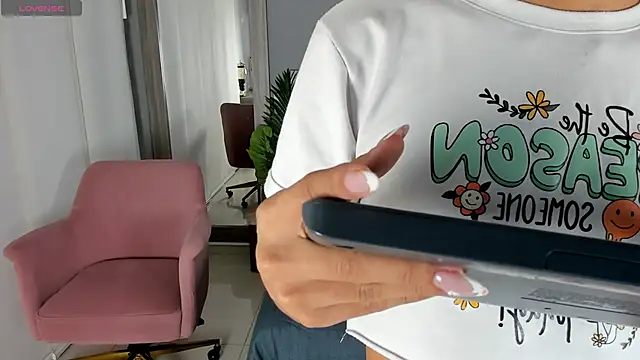 Snapshot of Alaiaguerra chatting on 11-23-25, 07:46 Alaiaguerra online show from 11-23-25, 07:46