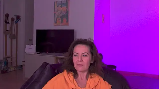 Snapshot of Witch_in_Silk chatting on 10-17-25, 01:20 Witch in Silk online show from 10-17-25, 01:20