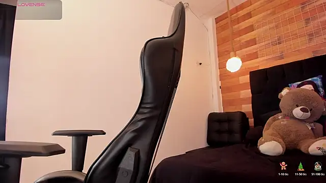 Snapshot of Emily_brown04 chatting on 11-11-25, 12:05 Emily brown04 online show from 11-11-25, 12:05