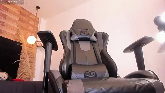 Snapshot of Emily_brown04 chatting on 12-15-25, 11:14 Emily brown04 online show from 12-15-25, 11:14