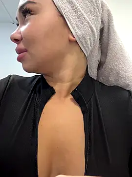 Snapshot of Mia_stepMOM chatting on 10-14-25, 06:14 Mia stepMOM online show from 10-14-25, 06:14