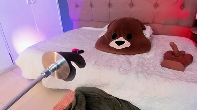 Karol Pagee online show from 11-21-25, 04:11