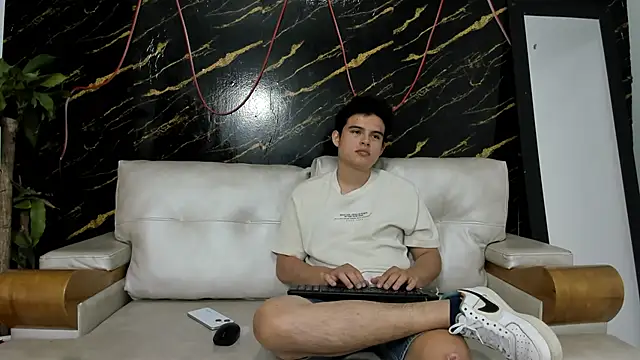 Snapshot of invincible200 chatting on 09-10-25, 02:06 invincible200 online show from 09-10-25, 02:06