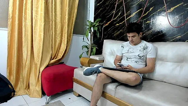 Snapshot of invincible200 chatting on 09-12-25, 01:33 invincible200 online show from 09-12-25, 01:33