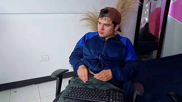 Snapshot of invincible200 chatting on 09-27-25, 02:33 invincible200 online show from 09-27-25, 02:33