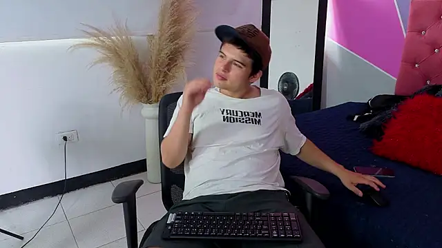 Snapshot of invincible200 chatting on 09-29-25, 03:17 invincible200 online show from 09-29-25, 03:17