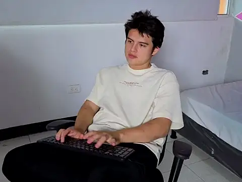 Snapshot of invincible200 chatting on 10-10-25, 02:05 invincible200 online show from 10-10-25, 02:05