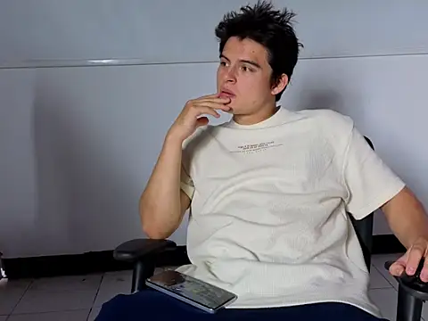 Snapshot of invincible200 chatting on 10-13-25, 01:33 invincible200 online show from 10-13-25, 01:33