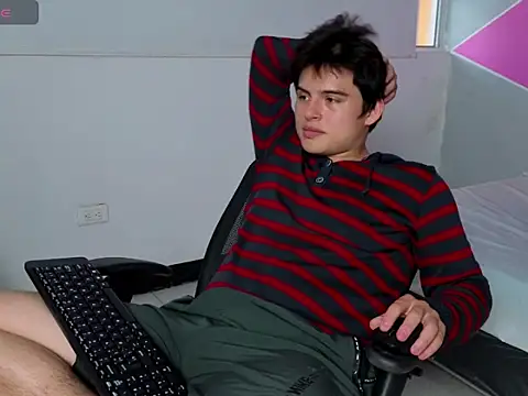 Snapshot of invincible200 chatting on 10-15-25, 02:28 invincible200 online show from 10-15-25, 02:28