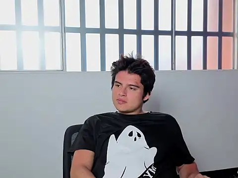 Snapshot of invincible200 chatting on 10-30-25, 01:56 invincible200 online show from 10-30-25, 01:56