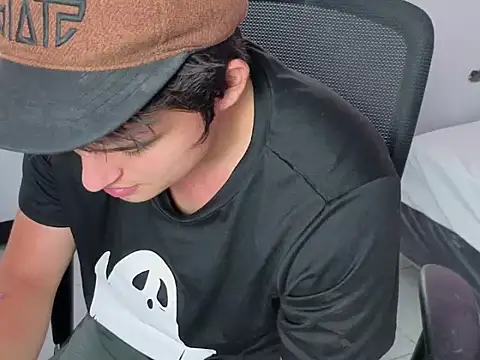 Snapshot of invincible200 chatting on 10-31-25, 01:56 invincible200 online show from 10-31-25, 01:56