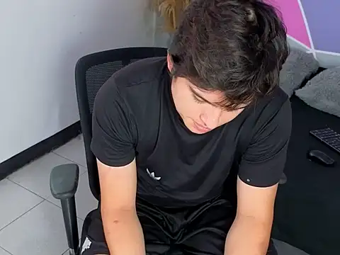 Snapshot of invincible200 chatting on 11-14-25, 01:54 invincible200 online show from 11-14-25, 01:54