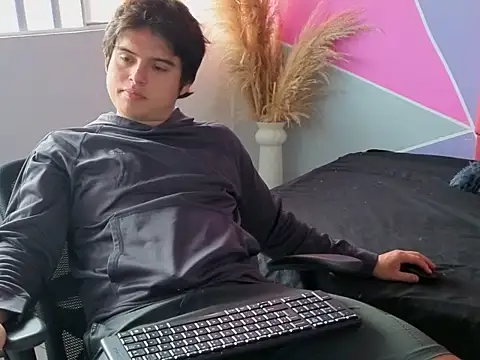 Snapshot of invincible200 chatting on 11-17-25, 02:12 invincible200 online show from 11-17-25, 02:12