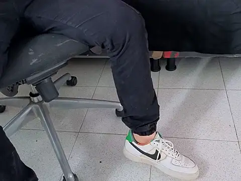 Snapshot of invincible200 chatting on 11-20-25, 02:39 invincible200 online show from 11-20-25, 02:39