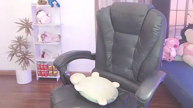 Suzie Wet Cave online show from 10-12-25, 08:24