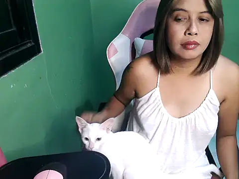 Snapshot of yvaine chatting on 06-14-26, 01:13 yvaine online show from 06-14-26, 01:13