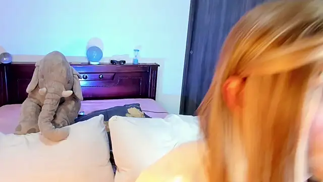 Snapshot of Flora_Minx chatting on 11-22-25, 06:45 Flora Minx online show from 11-22-25, 06:45