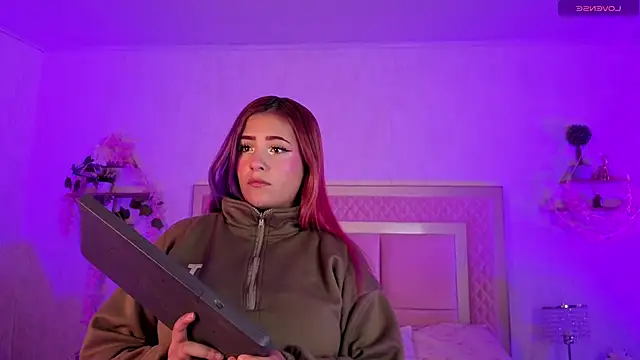 Snapshot of AlanaOdison chatting on 10-20-25, 05:19 AlanaOdison online show from 10-20-25, 05:19