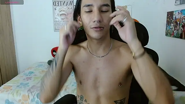 Snapshot of Max0n_ chatting on 11-11-25, 04:45 Max0n online show from 11-11-25, 04:45