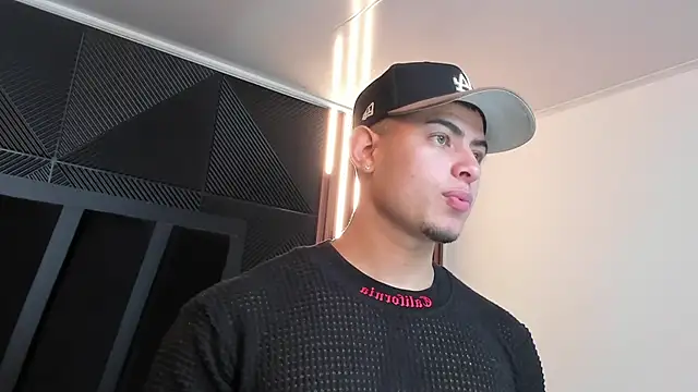 Snapshot of marco_garciia_ chatting on 10-02-25, 11:12 marco garciia online show from 10-02-25, 11:12