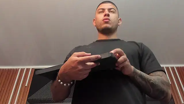 Snapshot of marco_garciia_ chatting on 10-24-25, 11:12 marco garciia online show from 10-24-25, 11:12