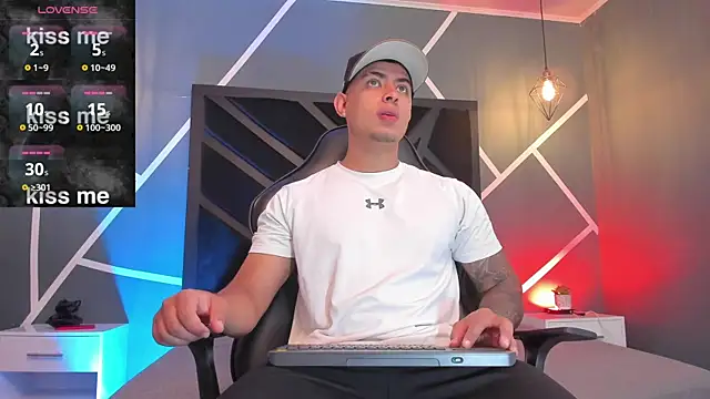 Snapshot of marco_garciia_ chatting on 11-23-25, 03:34 marco garciia online show from 11-23-25, 03:34