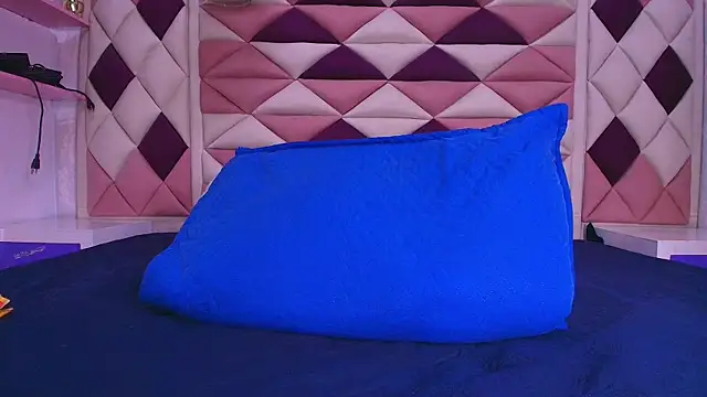 Snapshot of valecastro_ chatting on 10-30-25, 07:14 valecastro  online show from 10-30-25, 07:14