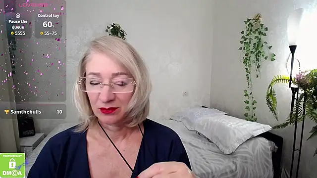 hunters woman online show from 10-17-25, 01:57