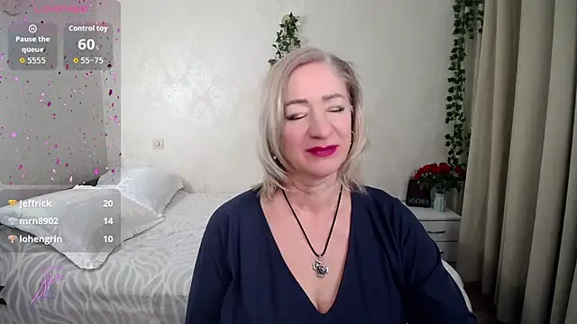 hunters woman online show from 11-28-25, 02:25