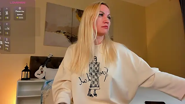 Snapshot of KiraSun chatting on 10-16-25, 12:06 KiraSun online show from 10-16-25, 12:06