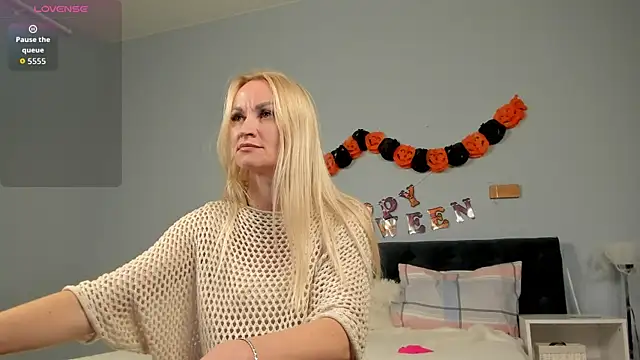 Snapshot of KiraSun chatting on 10-30-25, 12:06 KiraSun online show from 10-30-25, 12:06