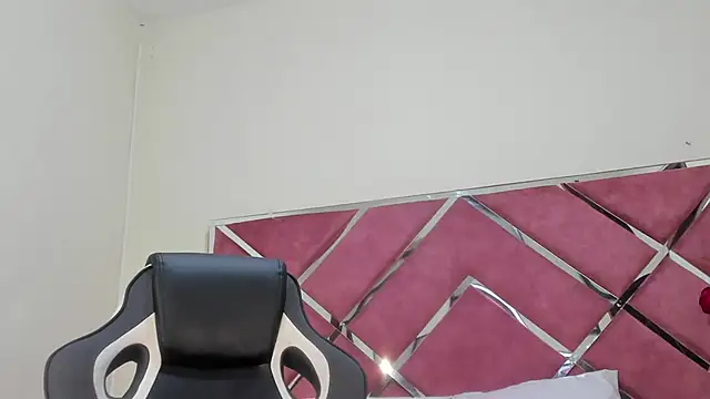 Snapshot of Dulce_Pettit chatting on 10-15-25, 12:38 Dulce Pettit online show from 10-15-25, 12:38